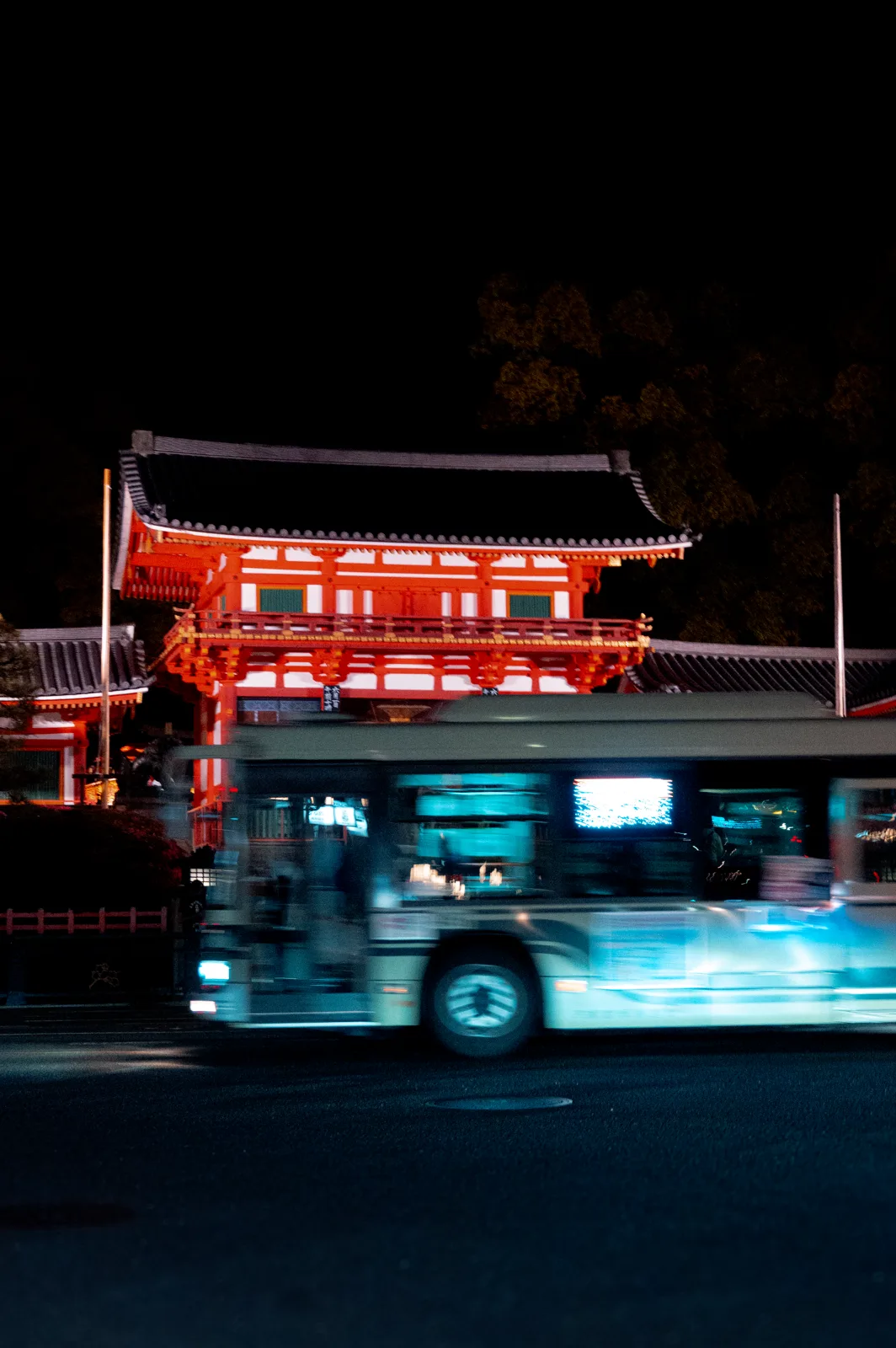 Porte de temple à Kyoto la nuit, bus en mouvement