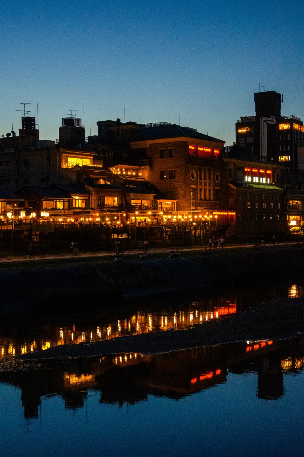 Bord de rivière au crépuscule, Japon